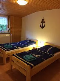 Schlafzimmer mit 2 einzelbetten ( zusammstellbar)