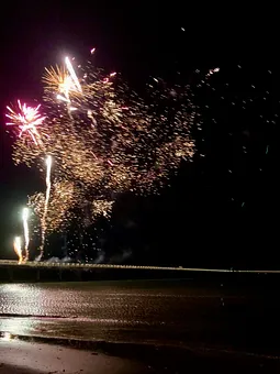 Silvester wird am Strand gefeiert.