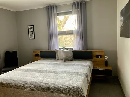 Wohlverdiente Ruhe im Schlafzimmer. Ausgestattet mit einem 1.80 m breiten Doppelbett, 25 cm hohen Memory-Gel-Matratzen und großem Kleiderschrank