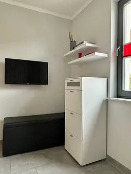 Ausgestattet mit einem Flachbildfernseher