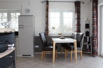 Küchenzeile mit Backofen, Kühlschrank mit Gefrierfach, Microwelle, Cerankochfeld,  Esstisch