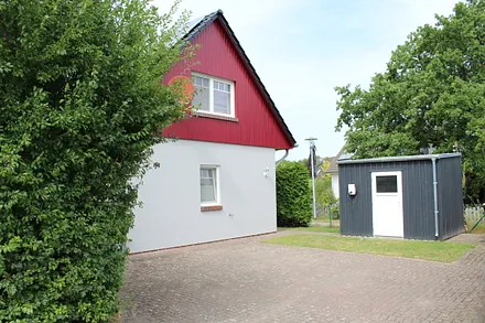 Schuppen und 2 PKW-Stellplätze 