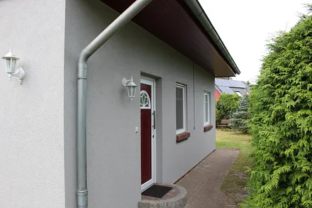 Hauseingang und Blick zum Garten