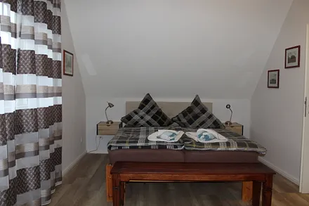 Schlafzimmer mit Doppelbett, Einzelbett und Fernseher, Zimmer 2