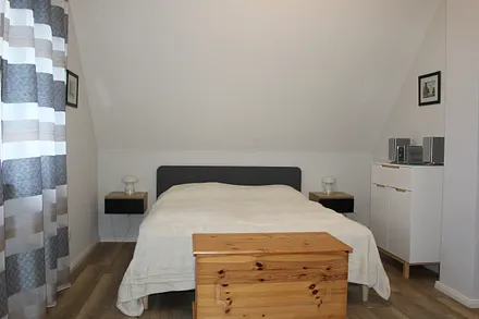 Schlafzimmer mit Doppelbett, Zimmer 1