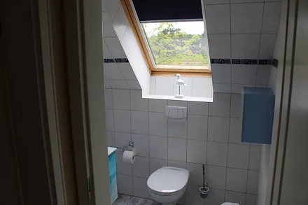 Bad oben, mit Toilette und Waschbecken und Dachfenster
