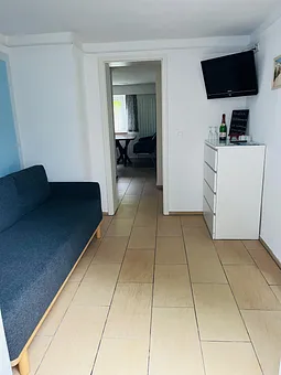 Eingangsbereich mit Aufbettung und 2. TV