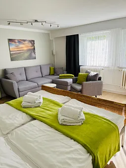 Sitzecke / zum Doppelbett ausziehbare Schlafcouch