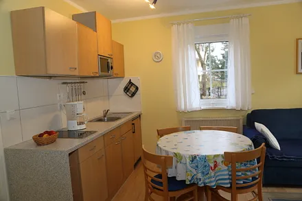 Küchenzeile mit Eßplatz