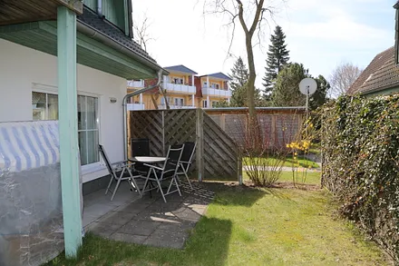 Terrasse mit Möbeln und Strandkorb