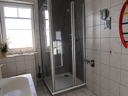 Bad mit im Januar 2024 modernisierter Dusche (niedriger Einstieg)