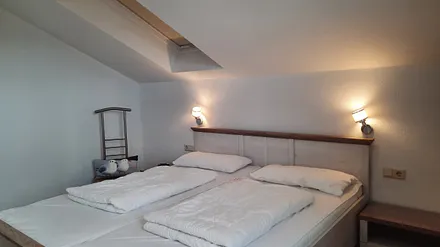 Schlafzimmer mit Doppelbett