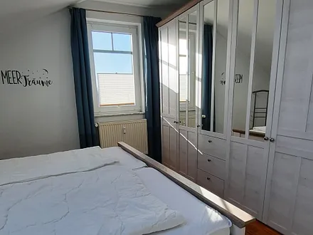 Doppelbett 180 x 200 cm und großer Schrank