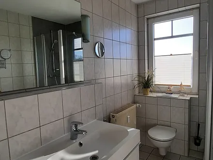 Bad mit im Januar 2024 modernisierter Dusche (niedriger Einstieg)