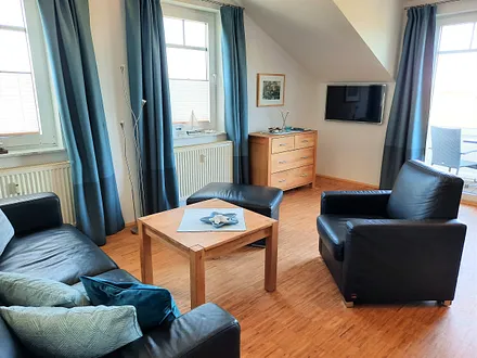 Wohnzimmer mit Zugang zum Balkon