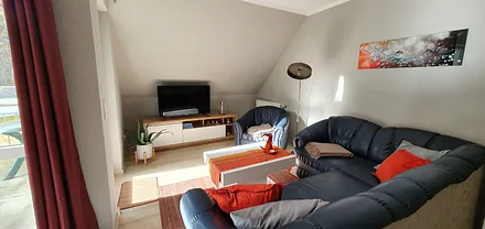 Gemütliche Sitzecke mit Ausgang zum Balkon