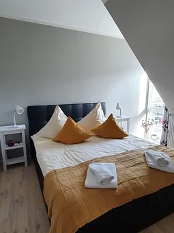 Schlafzimmer mit Boxspringbett