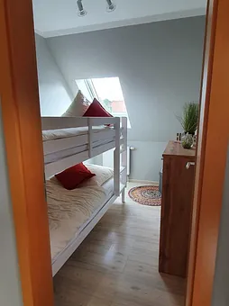 2. Schlafraum mit Doppelstockbett, oben für Kinder ab 6 Jahren