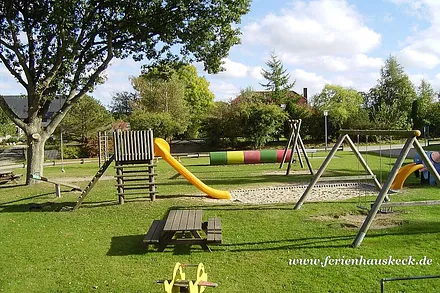 Der Spielplatz ist nur 100 Meter von der Wohnung entfernt