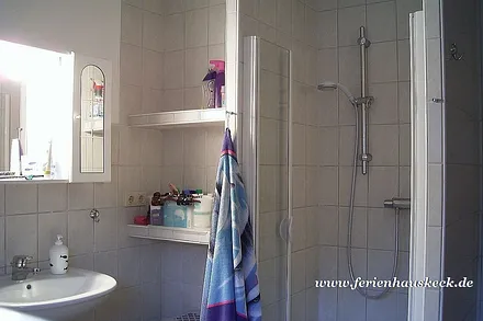 Bad mit Wanne und Dusche