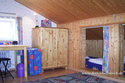 Kojen- betten im Kinderzimmer