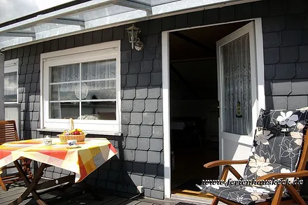 Balkon und Hauseingang