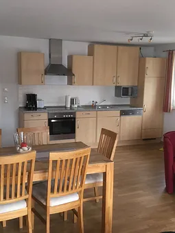 Vollausgestattete Küchenzeile und Essbereich