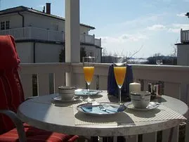 Der sonnige Sitzplatz auf dem Balkon