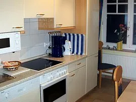 Die volleingerichtete Küche ist auch für einen längeren Aufenthalt geeignet.