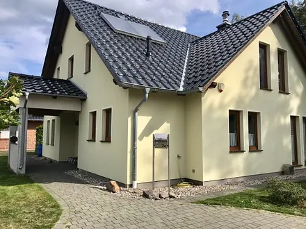 Pkw Stellplatz vor dem Haus auf dem Grundstück 