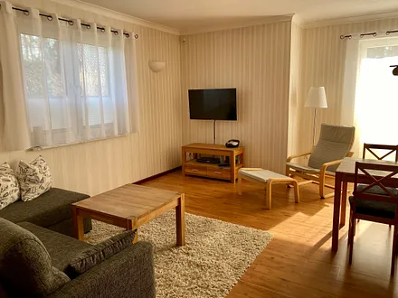 Küchenzeile mit Kühlschrank (Gefrierfach) und 2-Platten-Herd