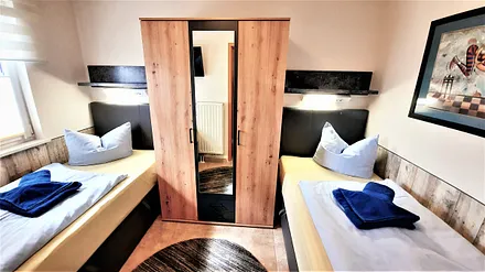 2. Schlafzimmer mit TV