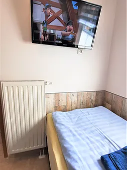 2. Schlafzimmer mit TV
