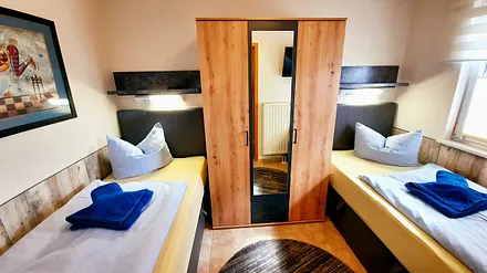 2. Schlafzimmer mit TV 