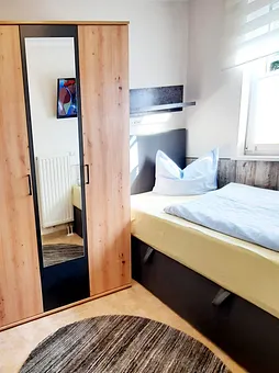 2. Schlafzimmer mit TV 