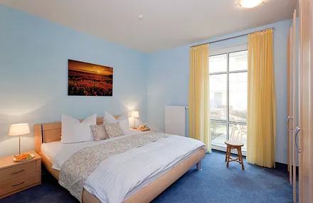 Schlafzimmer mit Doppelbett und Terrasse