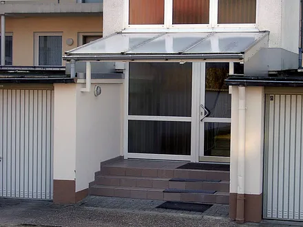 Hintere Tür zum Hof Haus Godewind/Vorfahrt zum Be- und Entladen Koffer/Gepäck