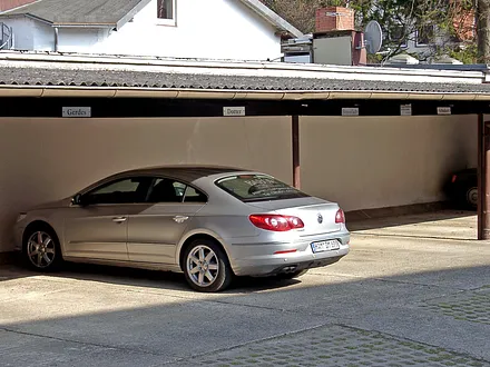 Parkplatz / Carport Hof Haus Godewind von dort zur hinteren Haustür Zugang
