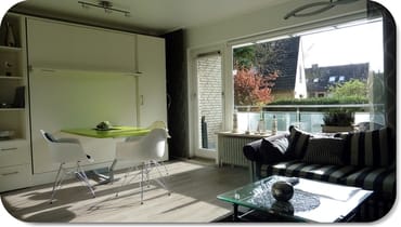 Wohnraum / Süd-West Balkon mit Zweiraumwunder Schrankwand Doppelbett einklapp-bar und integriertem Eßtisch hoch- und runterfahrbar