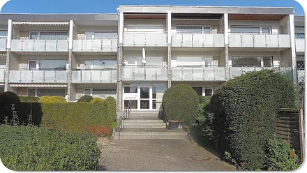 Vordere Tür zum Hof Haus Godewind / nach herum Zufahrt und -ang zum Hinterhof mit Garagen und Car Ports