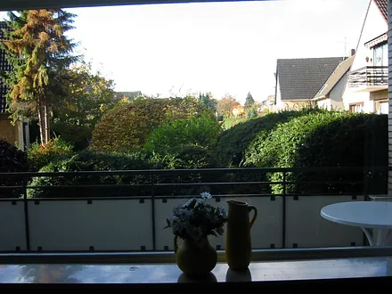 Süd/West-Balkon mit Tisch / Stühlen und Sonnenschirm