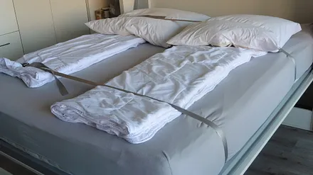 Doppelbett runter gefahren / Bettzeug mit Gurten gesichert