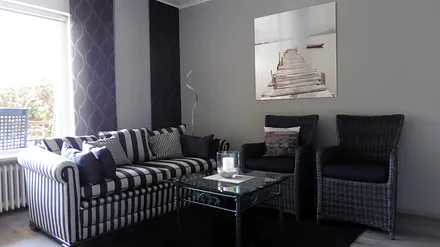 Zweisitz-Couch und Havanna-Komfort Korbsessel