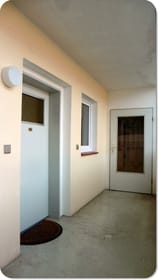 Wohnzugang Fenster zur Galerie des separaten Zimmers mit Einzelbett
