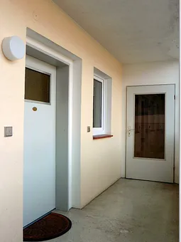 Wohnzugang Fenster zur Galerie des separaten Zimmers mit Einzelbett