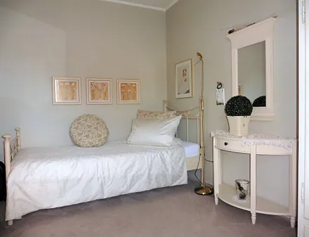 Separates Zimmer mit einzelnem Bett