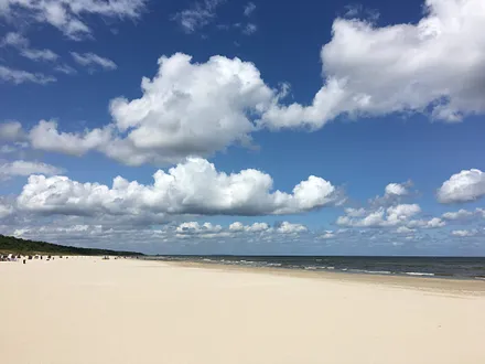wunderbar breiter und feinsandiger Ostseestrand