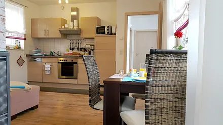 Essbreich und offener Küchenzeile - FeWo II im Obergeschoss 