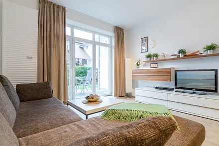 Wohnzimmer und Blick auf Terrasse