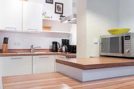 Vollständig eingerichtete Küche, Essbereich